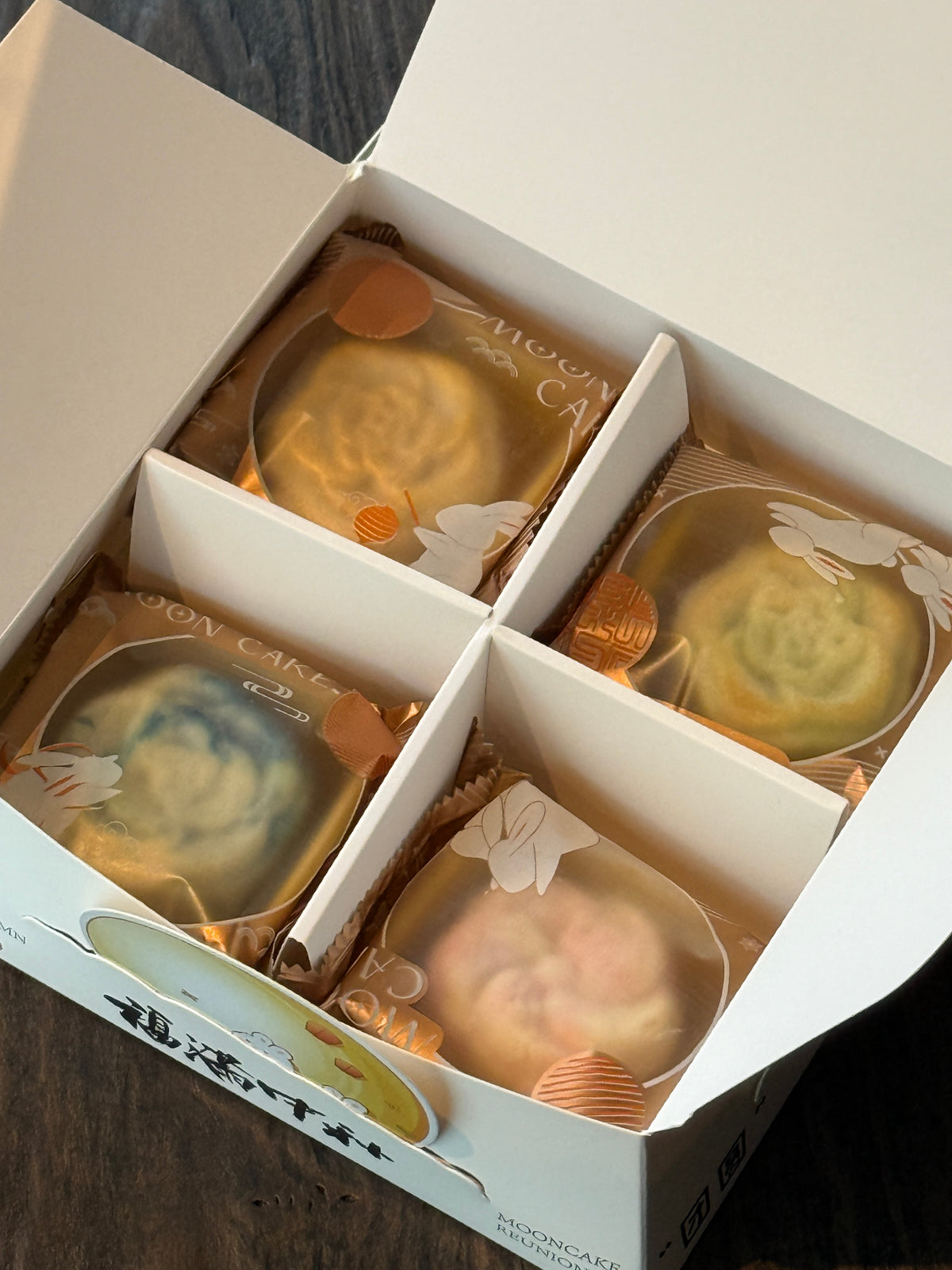 Moonlit Blooms — Mid-Autumn Bouquet & Mooncake Set