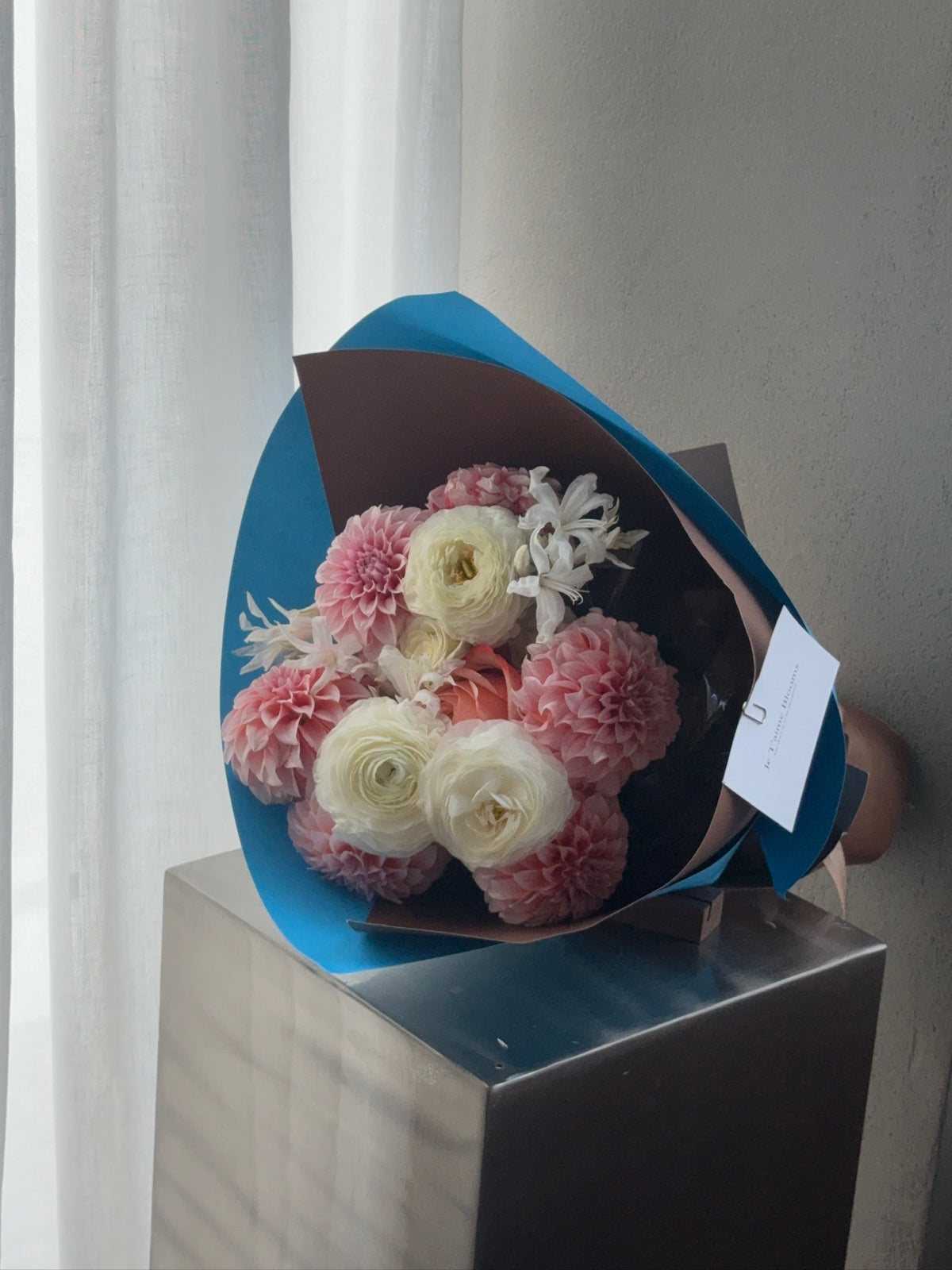 Moonlit Blooms — Mid-Autumn Bouquet & Mooncake Set