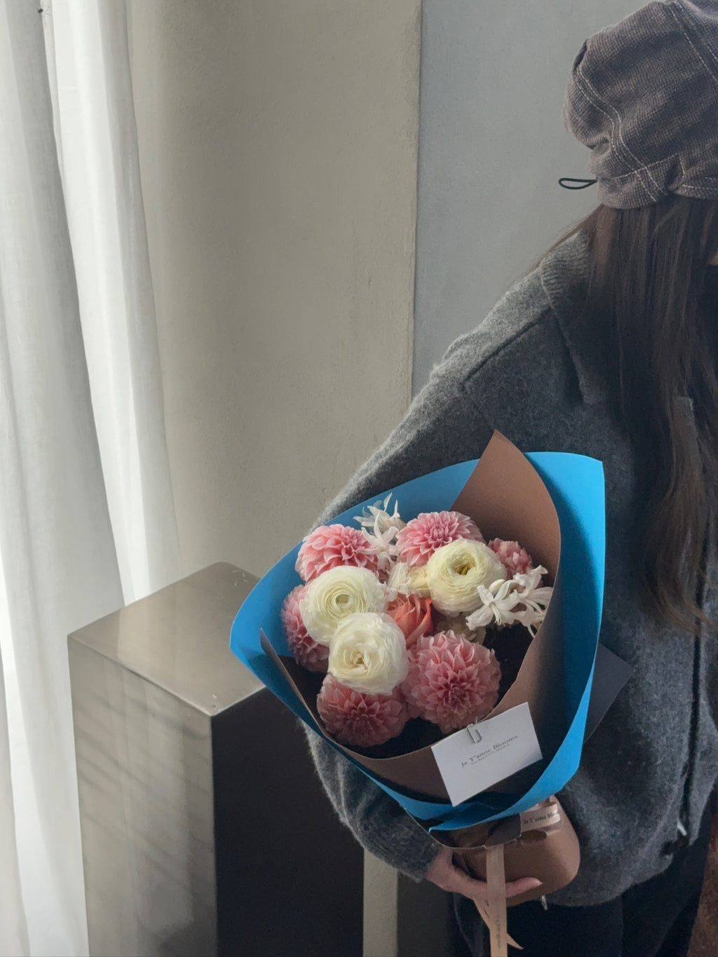 Moonlit Blooms — Mid-Autumn Bouquet & Mooncake Set